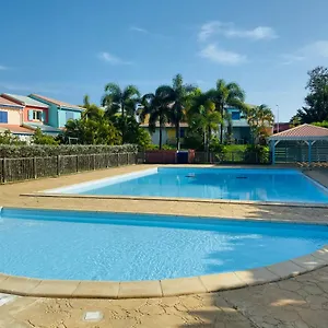 maison-mitoyenne-piscineciterne-jardin-parking-plage.comcaribbean.com/